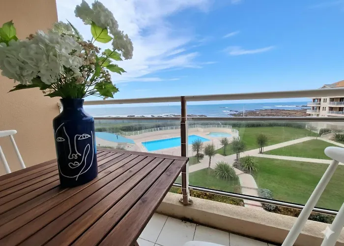 Vue Mer-piscine Et Parking La Chaume